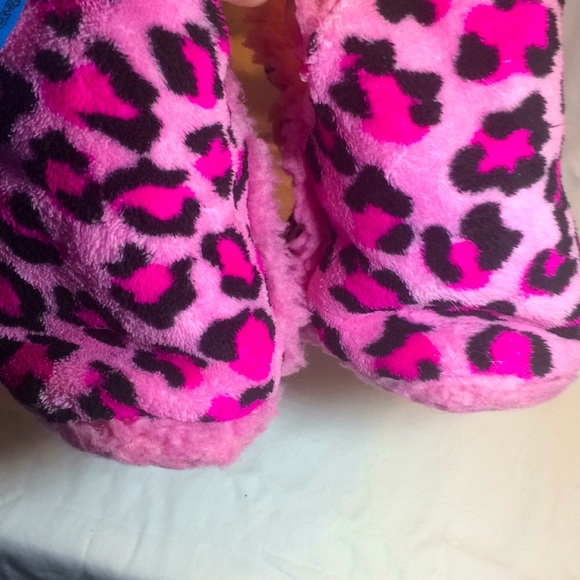 Girls Pink Leopard Print Slippers - Picture 5 of 5